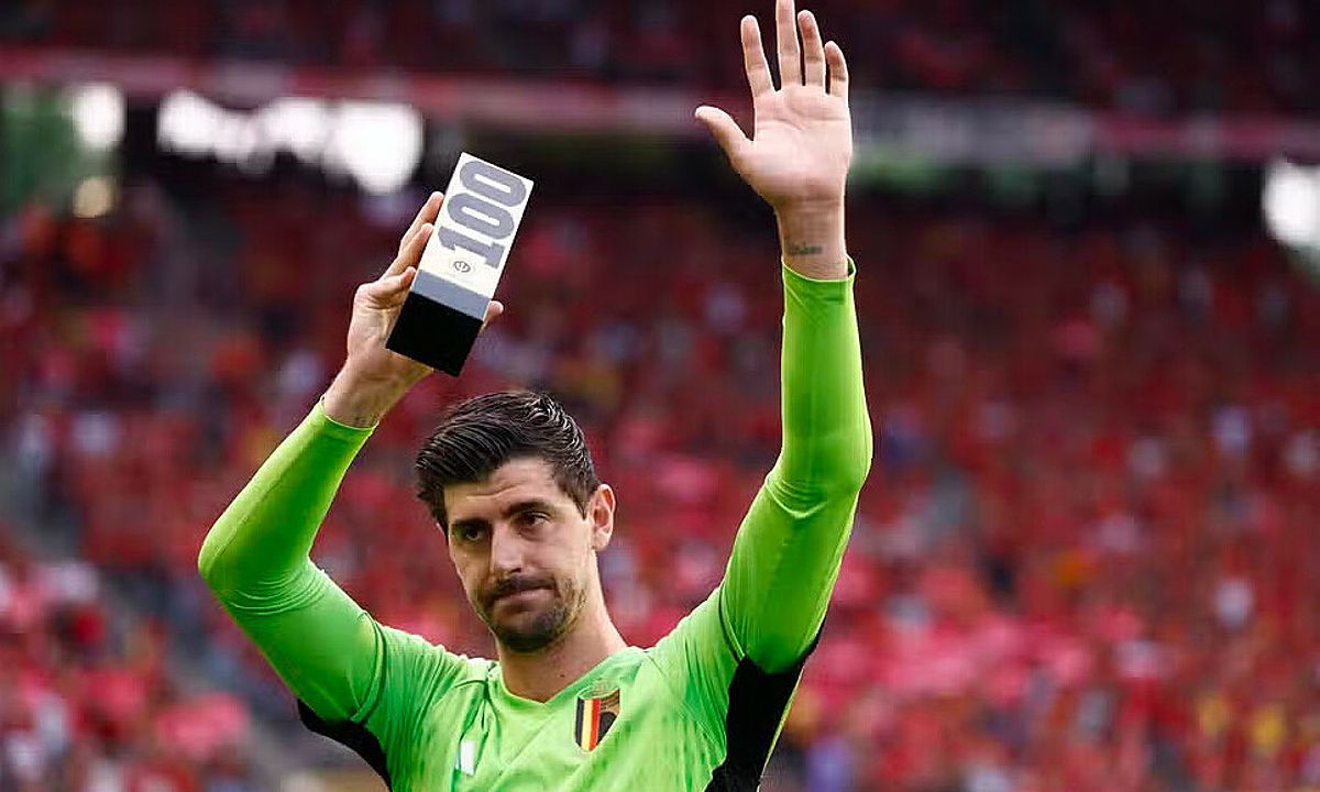 Courtois từng chịu thị phi với đồng đội nào?