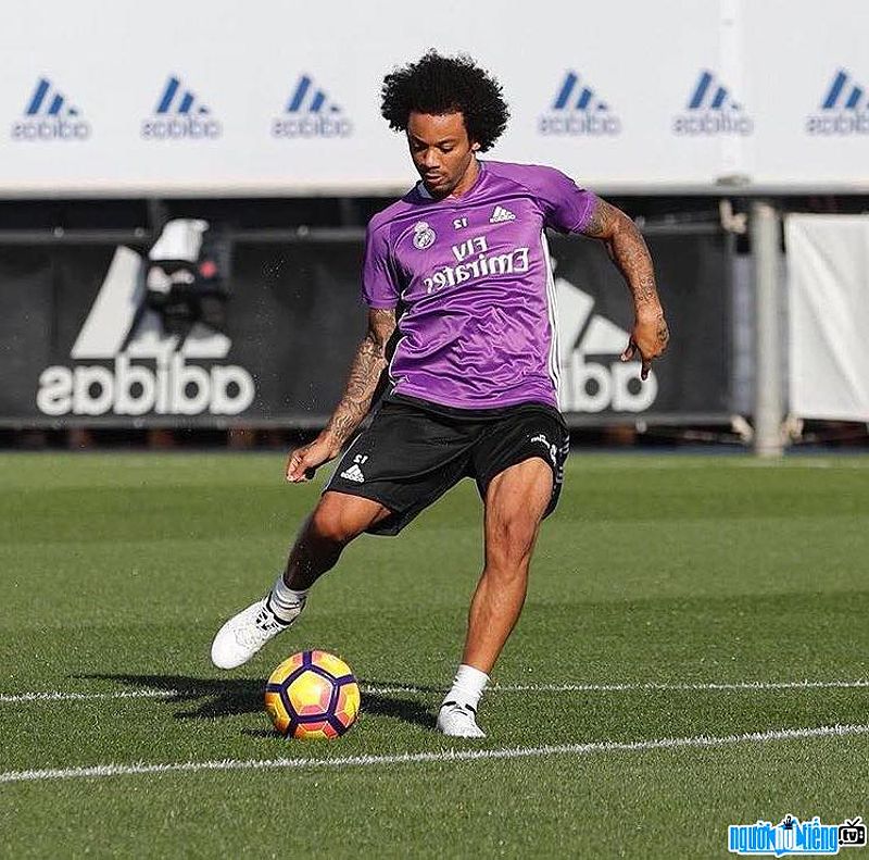 Hình ảnh trên sân của cầu thủ Marcelo Vieira