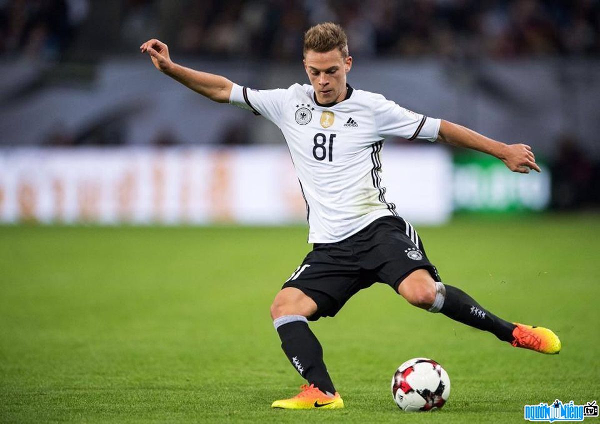 Joshua Kimmich chơi trên sân cỏ