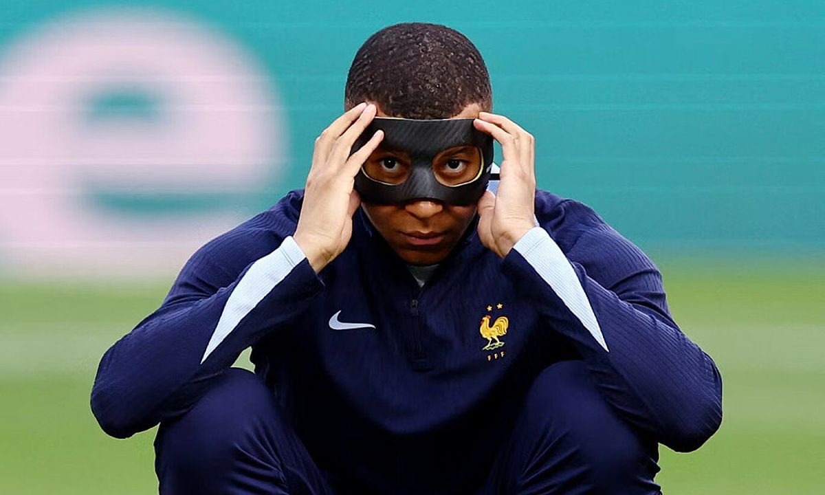 Mbappe đeo mặt nạ, ghi hai bàn cho Pháp