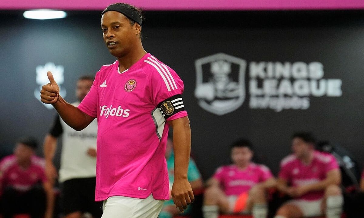 Ronaldinho nhận lương bèo bọt khi đá sân 7